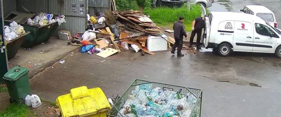 Под прицелом видеокамер – незаконное складирование мусора на контейнерных площадках вне контейнеров