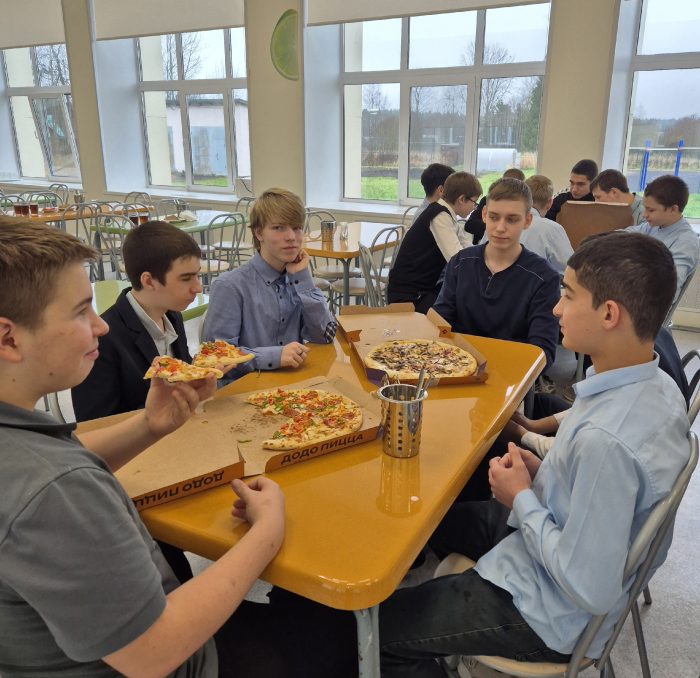 ДоДо пицца сделала неожиданный сюрприз для школьников Волхова