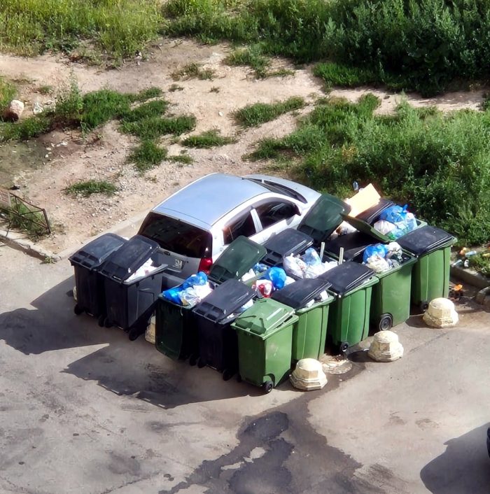 Автовладельцы, паркуйтесь правильно: не становитесь помехой для вывоза ТКО!