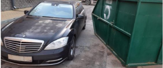 Регоператор призывает автовладельцев не загораживать подъезды к контейнерам для мусора