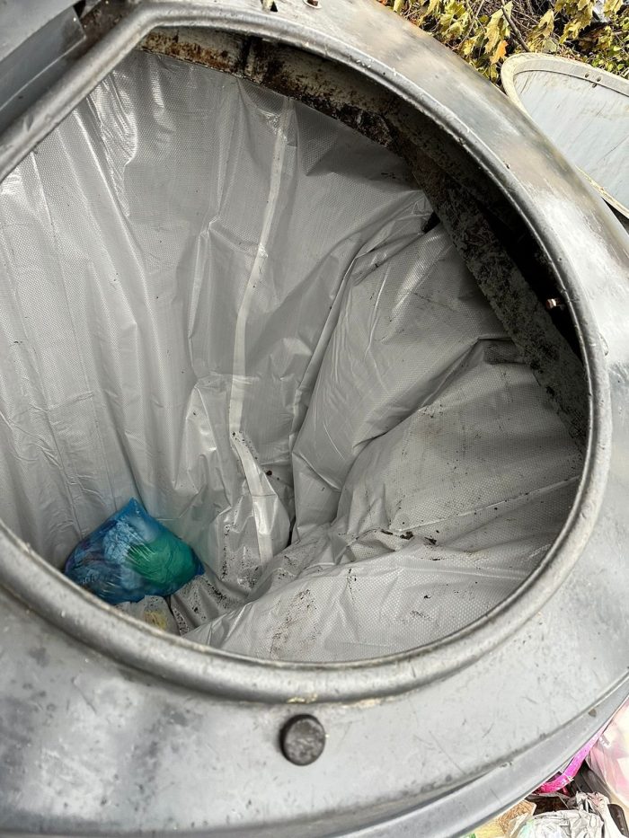 Вывоз мусора в штатном режиме: в Кингисеппе производят замену порванных мешков для ТКО